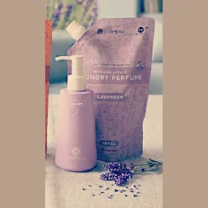 Cosmeau Wasparfum Lavendel, flesje met pompje van 250 ml naast de navulzak van 500 ml