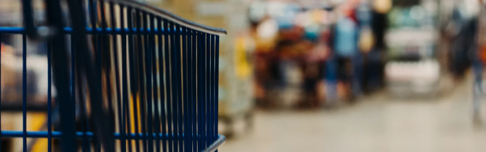 Een winkelwagen in een winkel met vage achtergrond