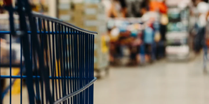 Een winkelwagen in een winkel met vage achtergrond