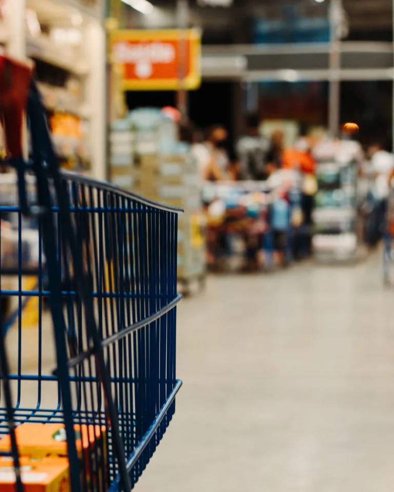 Een winkelwagen in een winkel met vage achtergrond
