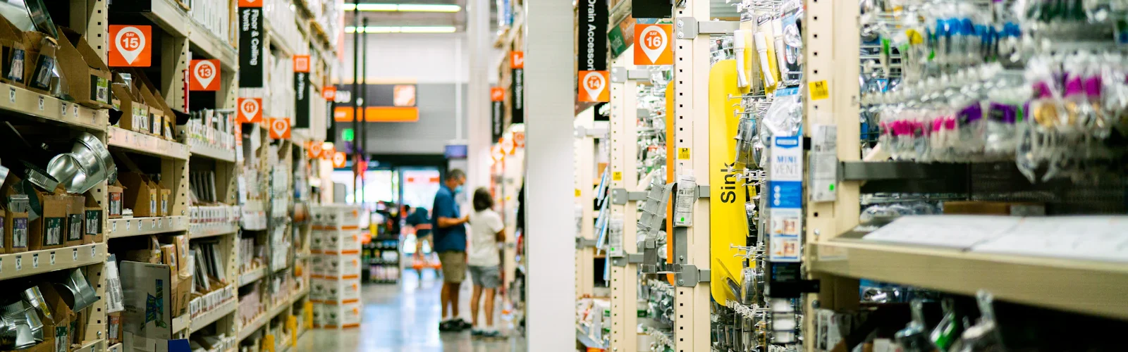 Een gangpad in een winkel met gevulde schappen
