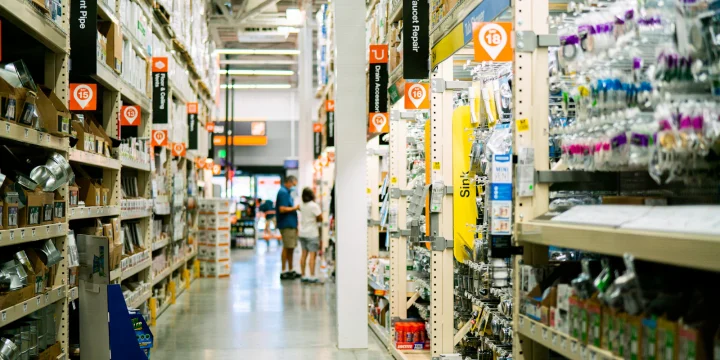 Een gangpad in een winkel met gevulde schappen