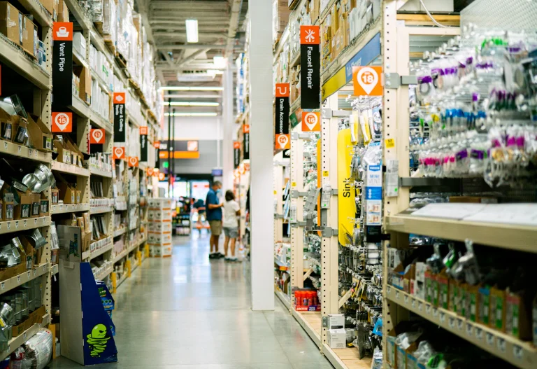 Een gangpad in een winkel met gevulde schappen
