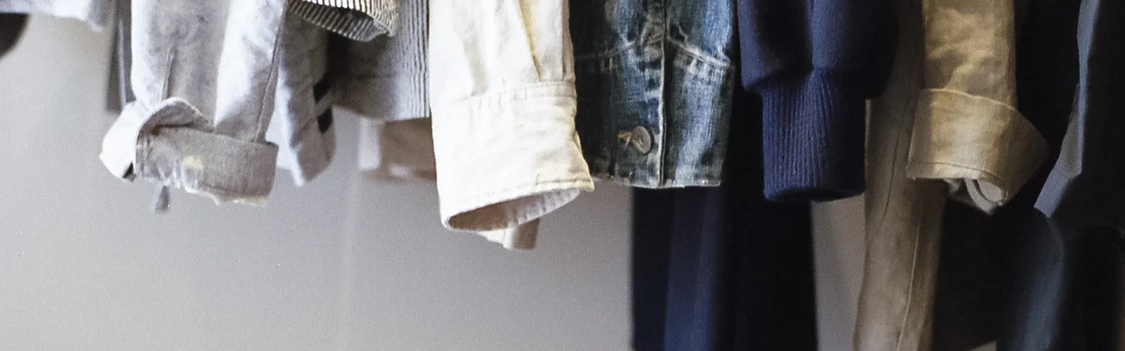 Een kledingkast met kleding op hangers