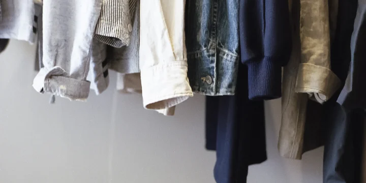 Een kledingkast met kleding op hangers