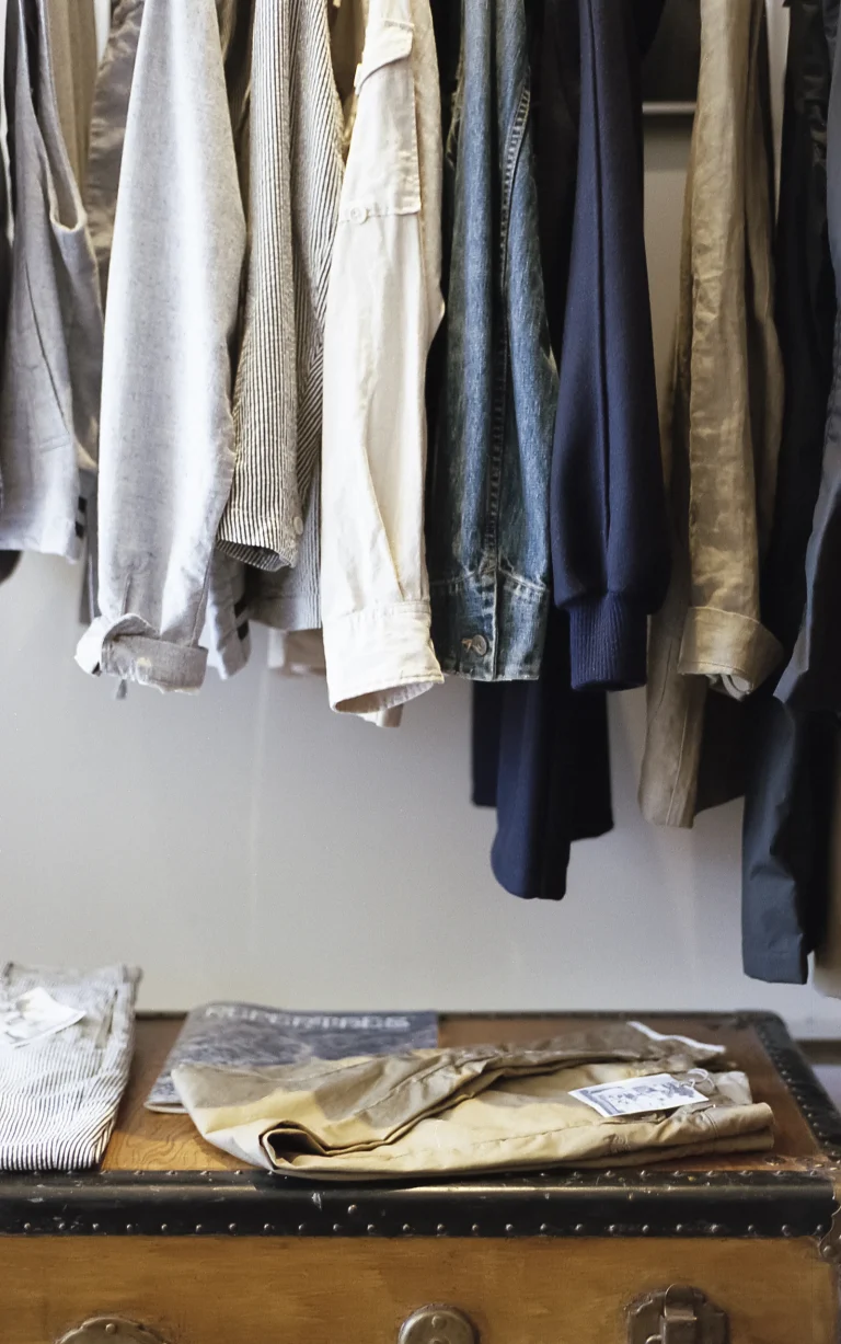 Een kledingkast met kleding op hangers