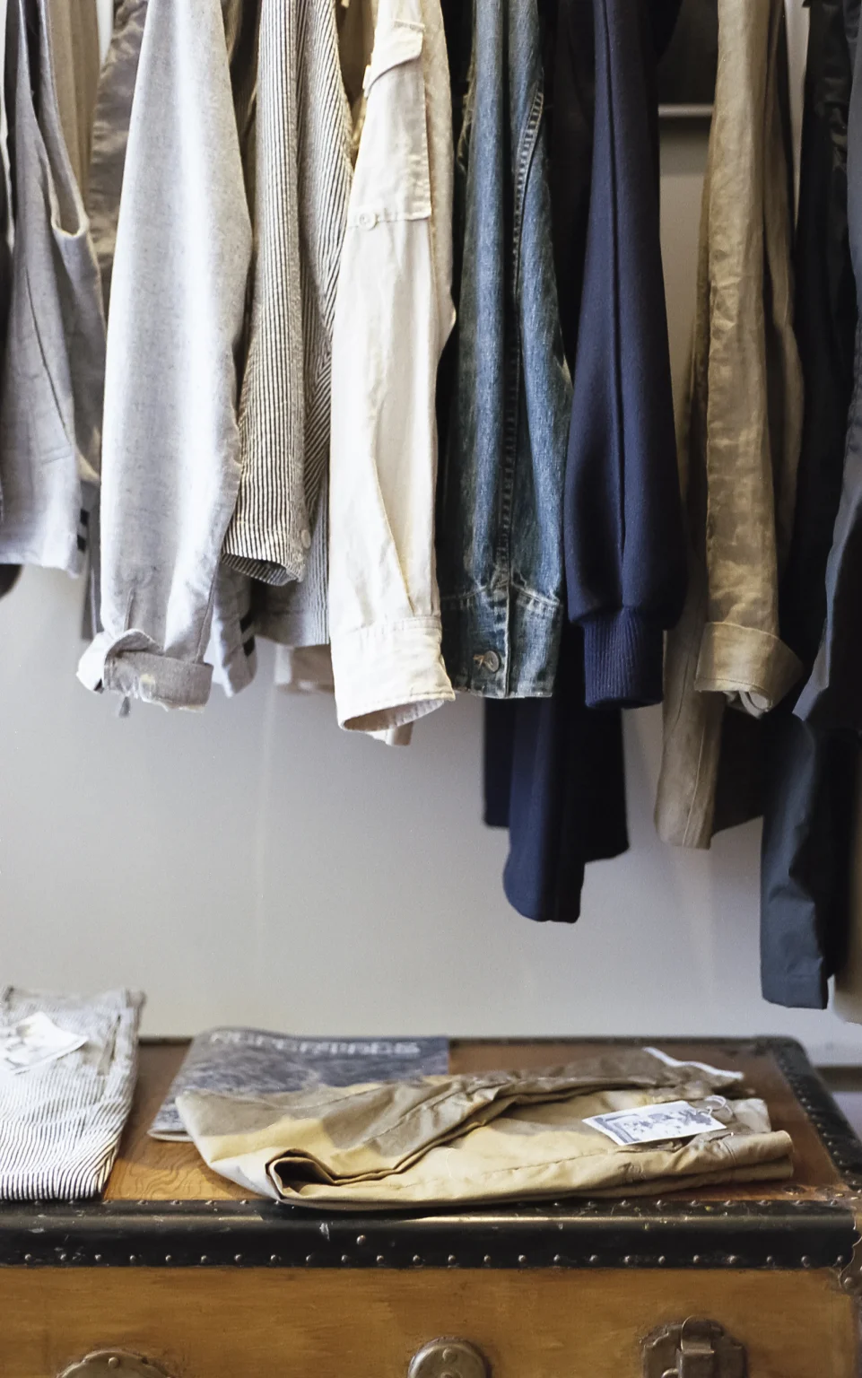 Een kledingkast met kleding op hangers