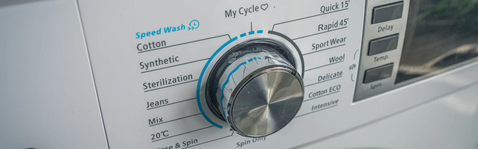 De programmaknop van een wasmachine met de standen