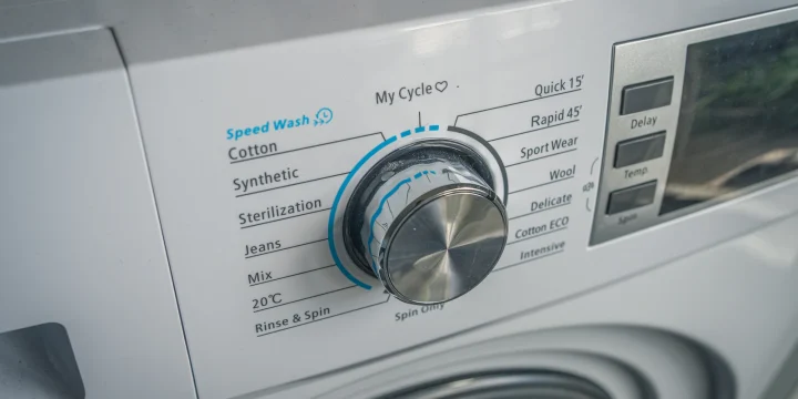 De programmaknop van een wasmachine met de standen