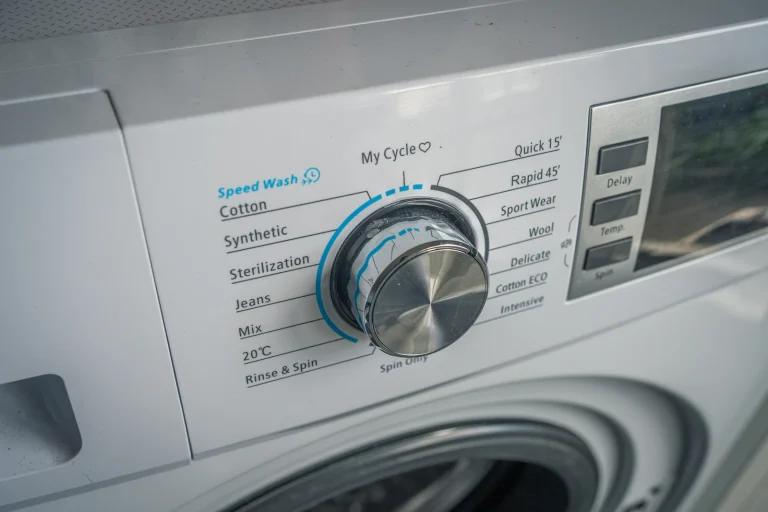 De programmaknop van een wasmachine met de standen