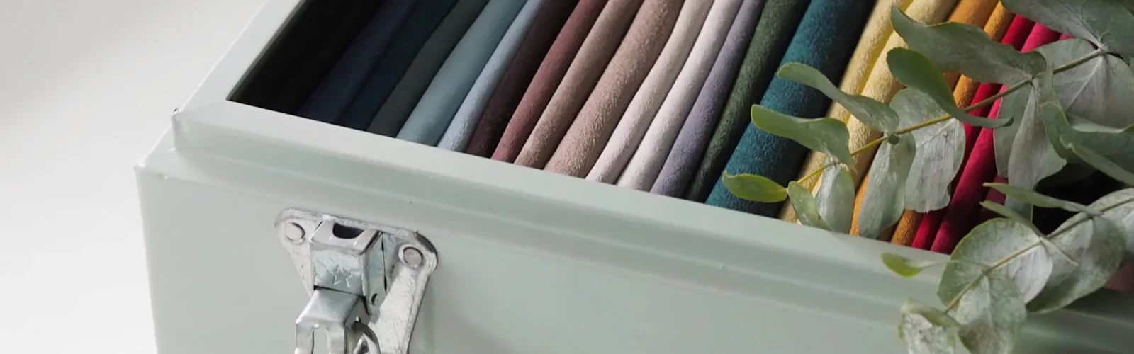 Een opbergdoos met opgevouwen textiel erin