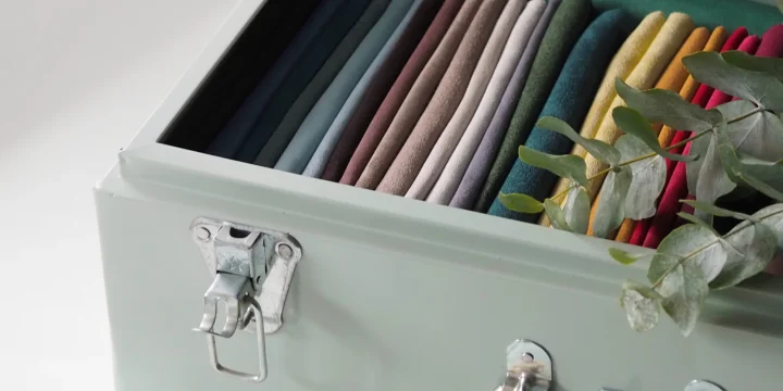 Een opbergdoos met opgevouwen textiel erin