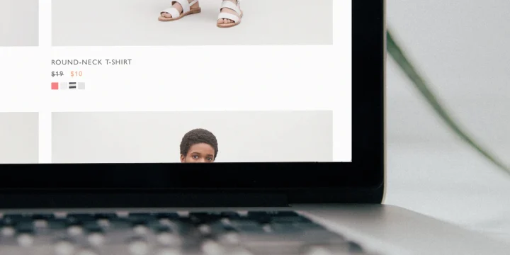 Een laptop met een webwinkel op het scherm