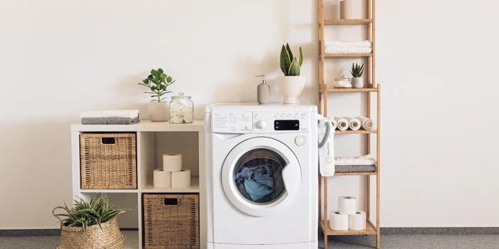 Een wasmachine met vooropening in een lichte wasruimte