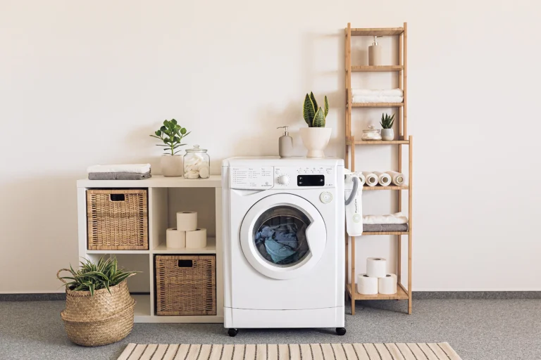 Een wasmachine met vooropening in een lichte wasruimte
