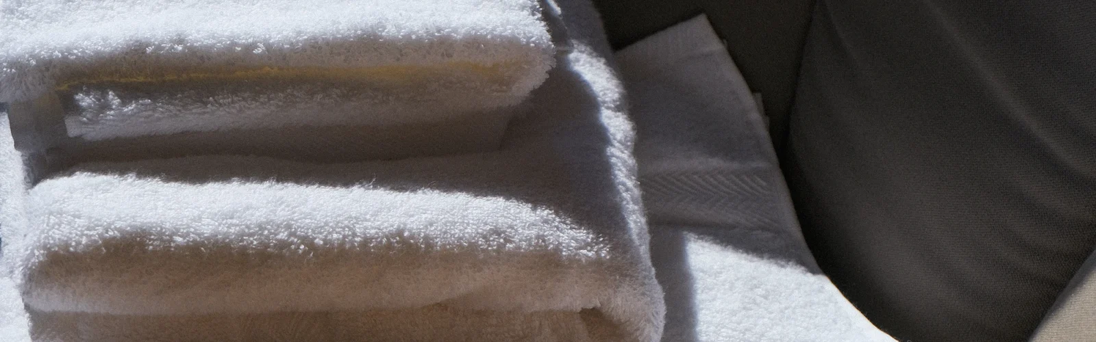 Een stapel schone witte handdoeken