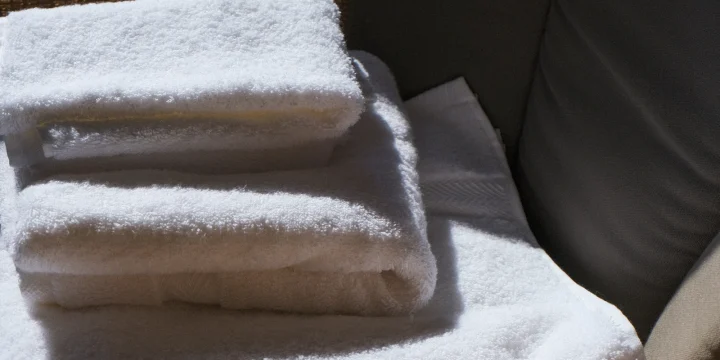 Een stapel schone witte handdoeken