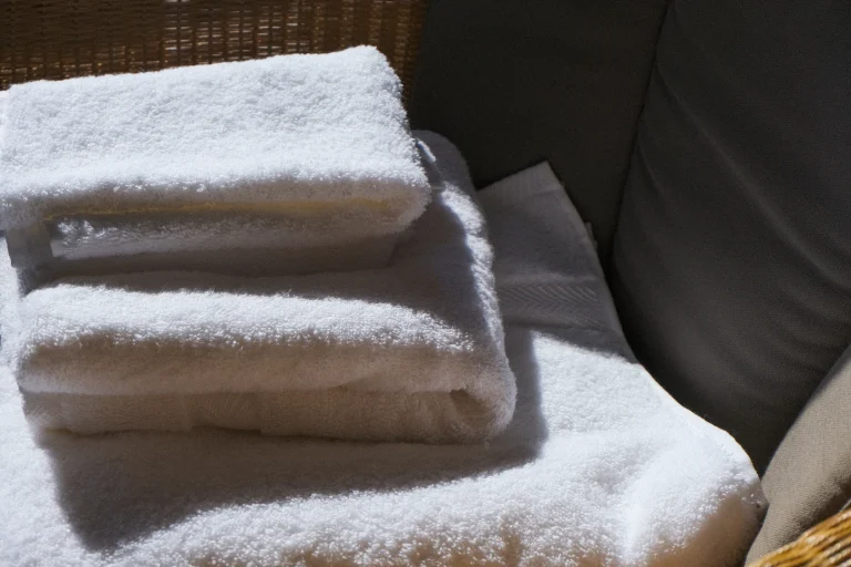 Een stapel schone witte handdoeken