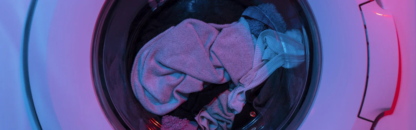Trommel van een wasmachine met kleding erin