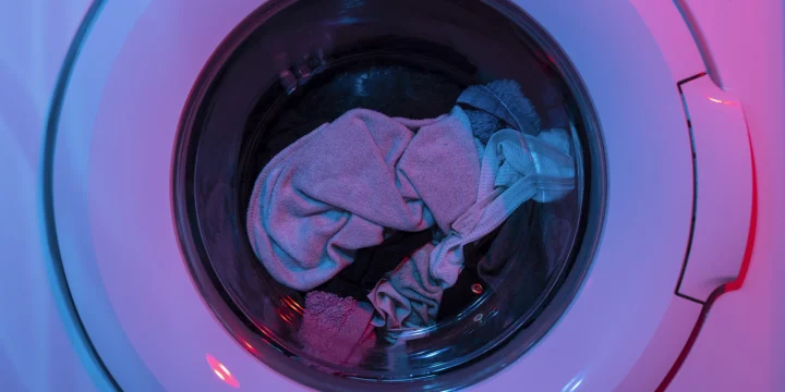 Trommel van een wasmachine met kleding erin