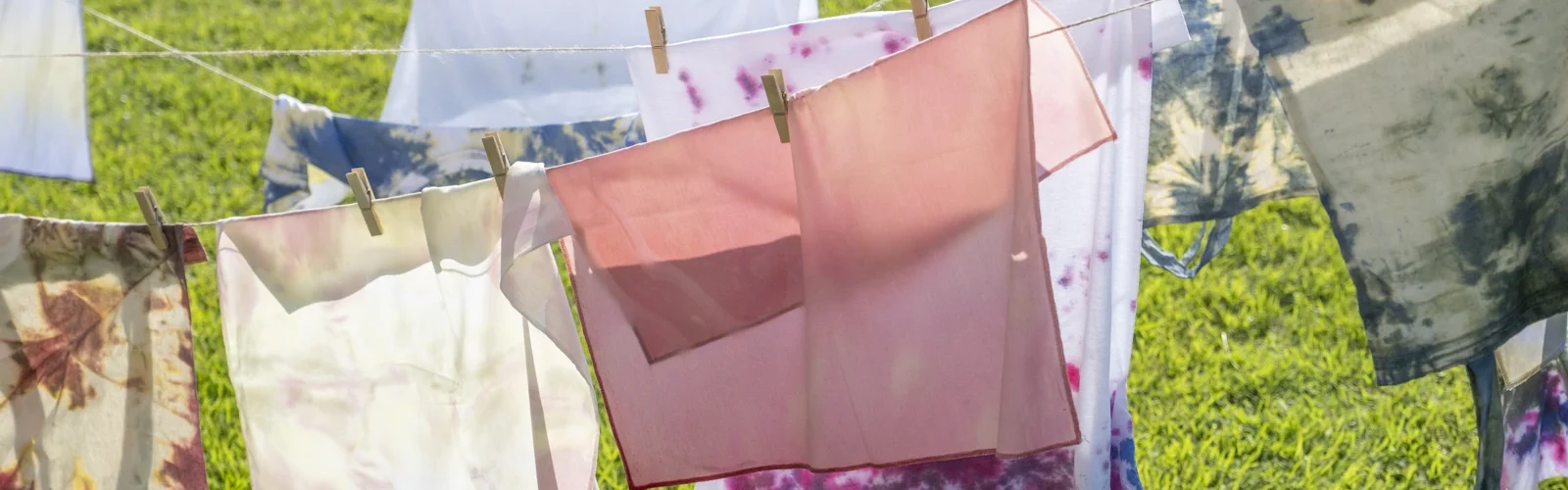 Gekleurde was aan een waslijn in de tuin