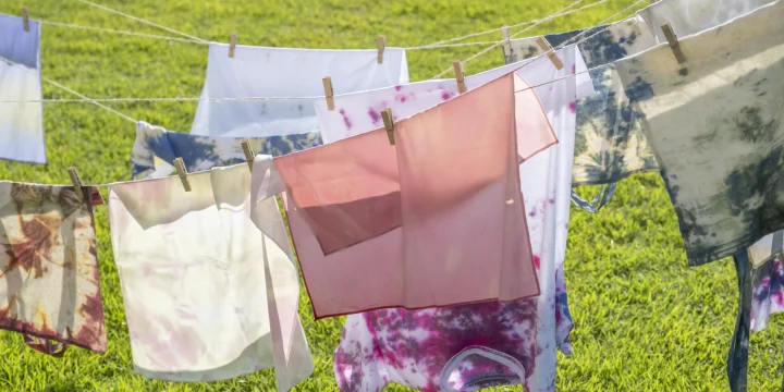 Gekleurde was aan een waslijn in de tuin