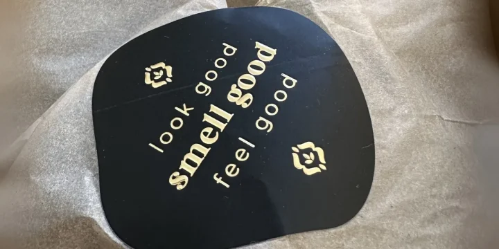 Pakket van Rosaodor in zijdepapier, met een zwarte sticker: look good, smell good, feel good